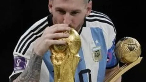 “亚冠激情瞬间：张琳芃英勇抢断林加德，战场混乱10人混战，红黄牌频出，裁判紧急调解！”